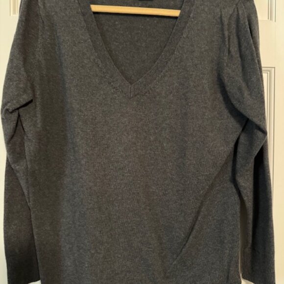 Eddie Bauer Sweaters - Eddie Bauer XL Charcoal Light Weight V Neck Sweater  Never Worn